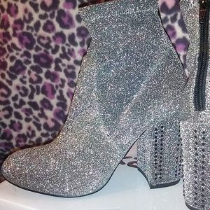 SZ 7 SHINNY SILVER BOOTIES DAZZLED  HEE